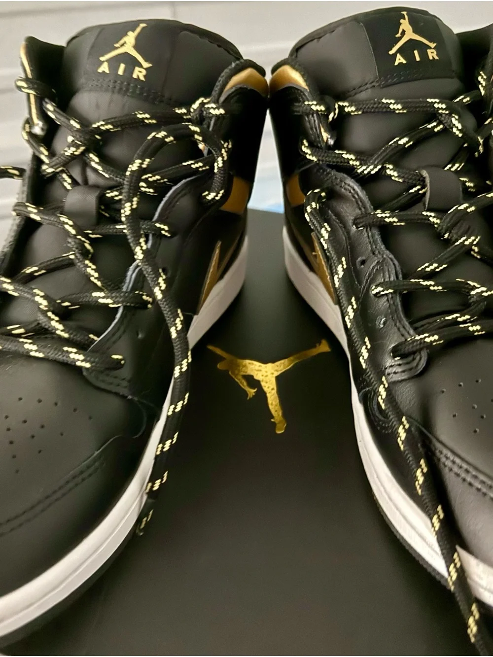 AIR JORDAN 1 MID BLACK/METALLIC GOLD-WHITE